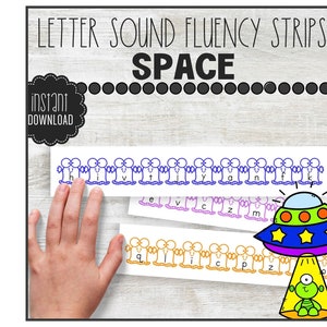 Peut inclure: Bandes de fluidité sonore des lettres sur le thème de l'espace. Les bandes présentent des extraterrestres tenant des lettres de l'alphabet. Les bandes sont violettes, roses et orange. L'image comprend également un extraterrestre de dessin animé dans un vaisseau spatial.