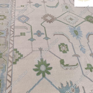 Alfombra Oushak de lana anudada a mano: diseño geométrico en azul, beige y verde