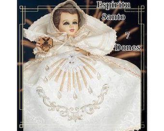 Puede incluir: Una muñeca blanca vestida con un vestido blanco con bordados dorados. La muñeca sostiene una pequeña paloma de madera. El texto "Espiritu Santo 7 Dones" está escrito en la imagen.