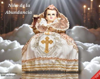 Puede incluir: Imagen detallada de una figura religiosa, el Niño de la Abundancia, vestida con un vestido adornado con una cruz dorada. La figura sostiene una pequeña copa. El texto "Niño de la Abundancia" está en la parte superior. El fondo presenta nubes e iluminación suave.