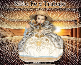 Puede incluir: Una estatua blanca y dorada de un niño que lleva una corona y un vestido blanco y azul. La estatua está rodeada de un fondo de luces brillantes.