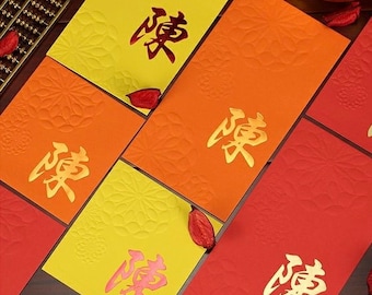 NIEUW! Geschenkdoos met 100 stuks aangepaste bronzing achternaam Hong Kong achternaam met reliëfpatroon geborduurde rode envelop Jaar van de Draak 2024