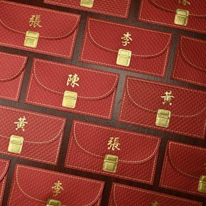 Paquete de 100 sobres rojos de alta gama con apellido de Hong Kong en relieve dorado personalizado, regalo de Año Nuevo chino para bodas y fiestas.
