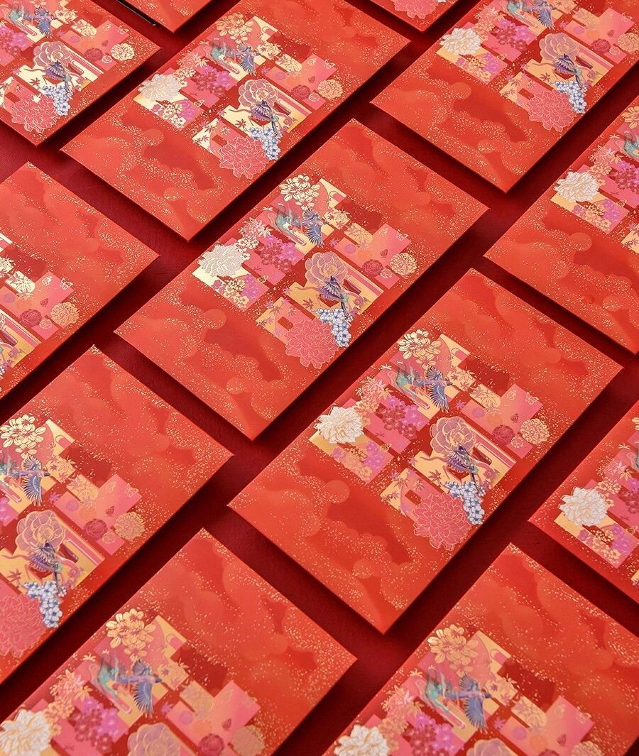 Foto Zum Thema Zwei Rote Umschläge Und Eine Goldmünze Auf Rotem Grund