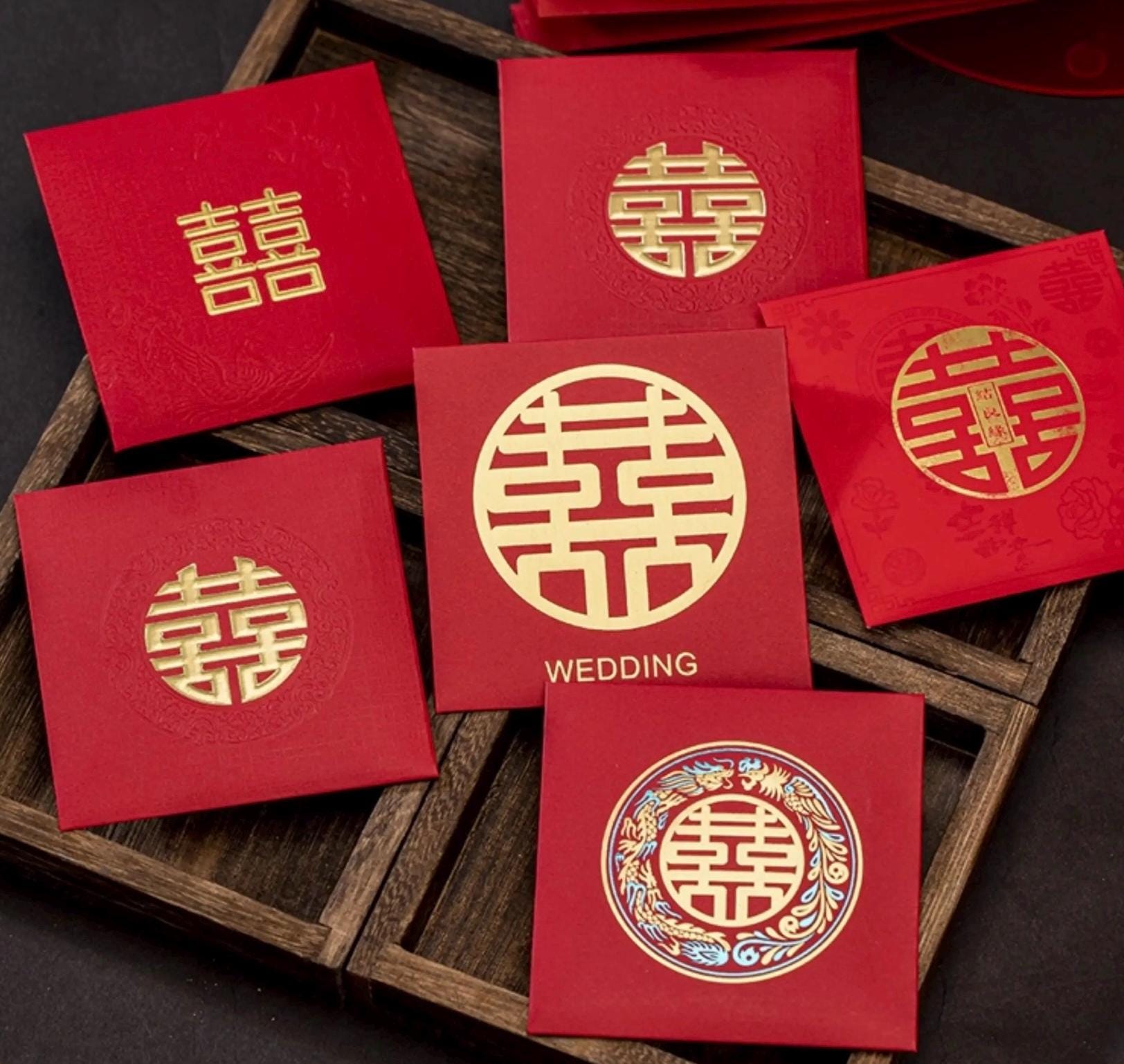 Chinese Lege Rode Envelop of Hong Bao Op Een Geldstapel Van 100