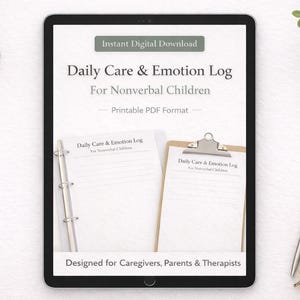 Op de afbeelding: Een digitale tablet toont een afdrukbare PDF met de titel "Daily Care & Emotion Log For Nonverbal Children". De afbeelding bevat een notitieblok, een pen en een kleine plant. De tekst "Instant Digital Download" staat bovenaan.