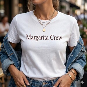 Pode incluir: Um conjunto de três canecas de cerâmica com acabamento fosco e salpicado. As canecas são em tons de creme, cinza claro e cinza escuro. Cada caneca tem um design simples e minimalista e uma alça arredondada.