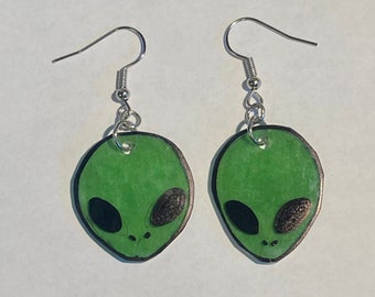 Boucles d'oreilles pendantes vertes Alien Face Shrinky Dink