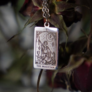 Collar de acero inoxidable y plata con la carta del Tarot del Mago