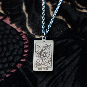 Collar de acero inoxidable y plata con la carta del tarot El Loco