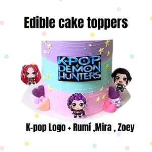 Peut inclure: Un gâteau à plusieurs couches avec un glaçage bleu pastel, vert et violet. Le gâteau est décoré de figurines comestibles de personnages K-pop et du texte "KPOP DEMON HUNTERS". Le texte "Edible cake toppers" et "K-pop Logo + Rumi, Mira, Zoey" est également visible.
