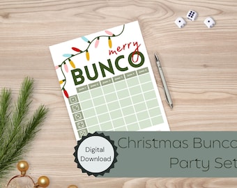 Könnte beinhalten: Druckbare Weihnachts-Bunco-Spielkarte mit grünem Hintergrund und einer festlichen Girlande aus bunten Lichtern. Der Titel lautet "merry BUNCO".