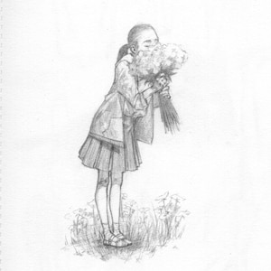 Könnte beinhalten: Eine junge Person in Jacke und Rock steht auf einem Feld mit Blumen. Sie hält einen Blumenstrauß und riecht daran.