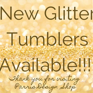 Pu&ograve; includere: Nuovi bicchieri con glitter disponibili! Grazie per aver visitato Parris Design Shop. L'immagine presenta uno sfondo di glitter dorato con il testo "New Glitter Tumblers Available!!!" in testo marrone. Il testo "Thank you for visiting Parris Design Shop" &egrave; scritto in corsivo in testo marrone.