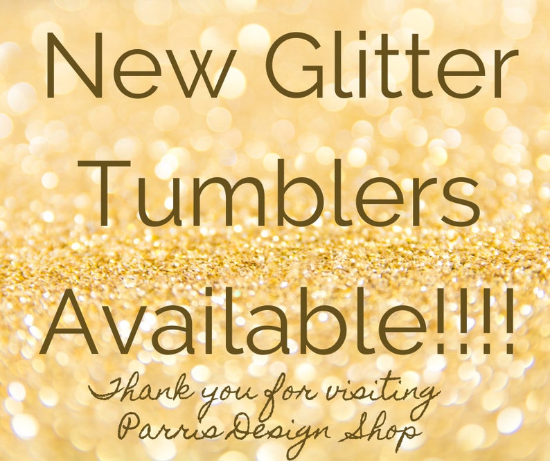 Pu&ograve; includere: Nuovi bicchieri con glitter disponibili! Grazie per aver visitato Parris Design Shop. L'immagine presenta uno sfondo di glitter dorato con il testo "New Glitter Tumblers Available!!!" in testo marrone. Il testo "Thank you for visiting Parris Design Shop" &egrave; scritto in corsivo in testo marrone.