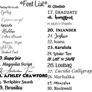 Puede incluir: Imagen en blanco y negro que muestra una lista de 30 estilos de fuente. El t&iacute;tulo "*Font List*" est&aacute; en la parte superior. Cada fuente est&aacute; numerada y nombrada, mostrando una variedad de fuentes script, serif y sans-serif para proyectos de dise&ntilde;o.