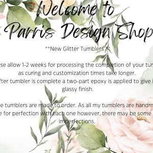 Puede incluir: Fondo blanco con detalles florales y texto que dice "Welcome to Parris Design Shop". El texto tambi&eacute;n menciona "New Glitter Tumblers". Texto adicional proporciona detalles sobre los vasos.