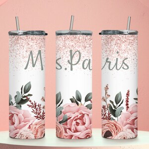 Pu&ograve; includere: Tre bicchieri in acciaio inossidabile con glitter rosa e motivi floreali. I bicchieri hanno coperchi e cannucce. I bicchieri sono personalizzati con il testo "M", "s. Paris" e "ris".