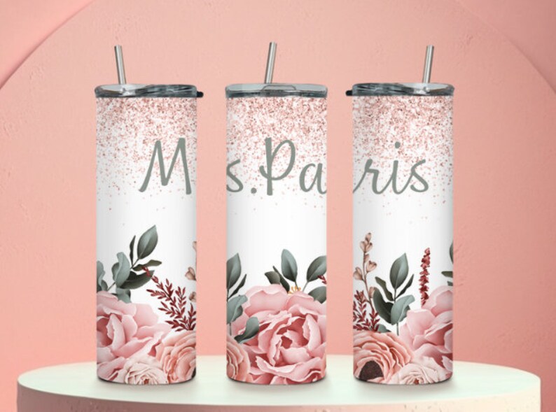 Pu&ograve; includere: Tre bicchieri in acciaio inossidabile con glitter rosa e motivi floreali. I bicchieri hanno coperchi e cannucce. I bicchieri sono personalizzati con il testo "M", "s. Paris" e "ris".