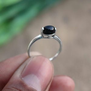 Bague empilable en argent véritable onyx noir, bague minimaliste, anneau fin, bague en argent faite main, petite bague onyx, bague de fiançailles, bague pour femme