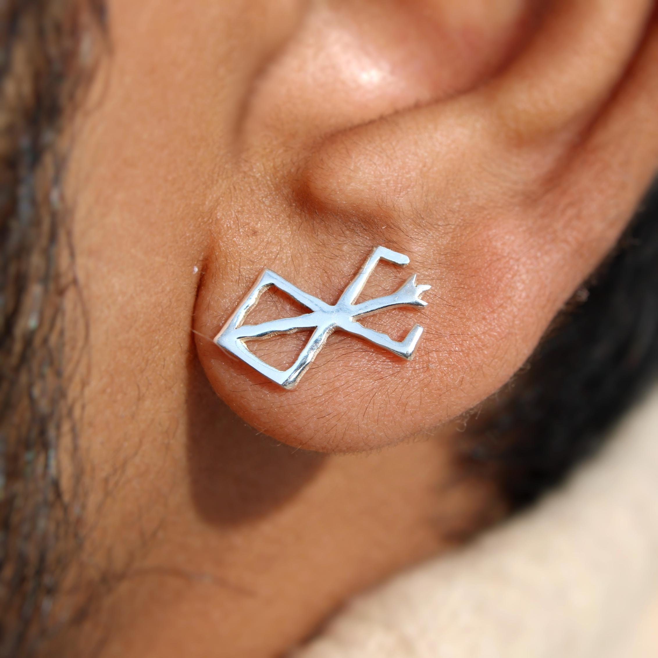 ベルセルク風スタッドピアス、アニメ風ブランド「Sacrifice」の