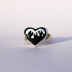 Anello in argento sterling con cuore a fiamma nera: un gioiello di grande impatto.