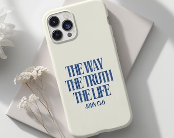 Può includere: Custodia per telefono color crema con la scritta blu "THE WAY THE TRUTH THE LIFE" e "JOHN 14:6". La custodia ha un ritaglio per la fotocamera ed è appoggiata su una superficie grigio chiaro.