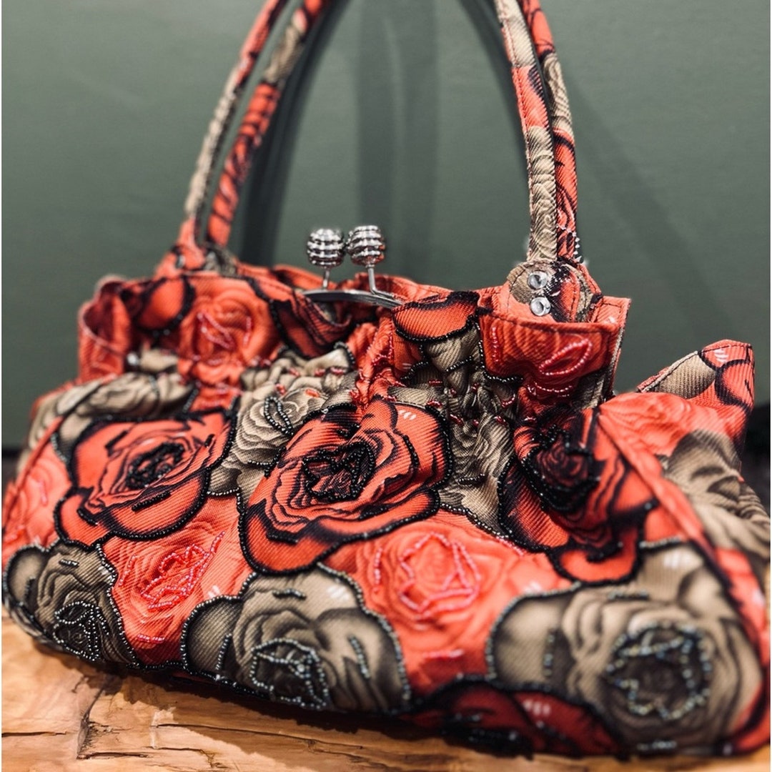 花柄刺繍ビーズバッグ昭和レトロ、和装、浴衣洋装などです。 花柄刺繍