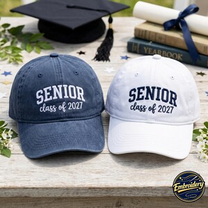 Cappello da cerimonia ricamato per la classe del 2027, con nome personalizzato e lavorazione patchwork, ideale come regalo per gli studenti dell'ultimo anno.