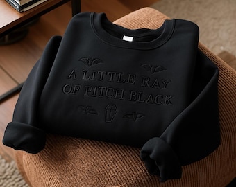 Felpa ricamata "Un piccolo raggio di nero pece", maglietta sarcastica, regalo divertente per un amico, maglietta di compleanno di Halloween, umorismo nero