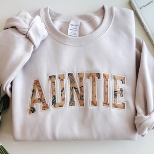 Auntie Sweatshirt, Floral Auntie Sweatshirt, Gift for Aunt, Aunt Sweatshirt, New Aunt Gift, Embroidered Floral Sweatshirt, Aunt Gift