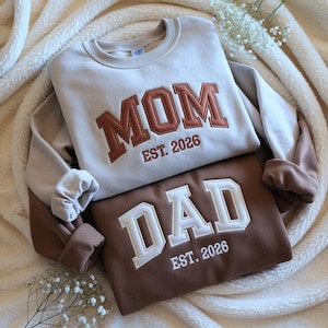 Embroidered Personalized Mom & Dad 2026 Sweatshirt, Custom Embroidery Parents Hoodie, Matching New Mom and Dad Gifts
