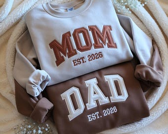 Sweat-shirt personnalisé brodé pour maman et papa 2026, sweat à capuche pour parents brodé personnalisé, cadeaux assortis pour nouvelles mamans et papas