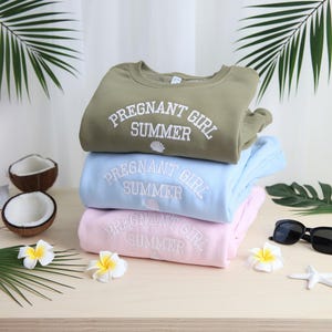 Haftowana letnia bluza dla ciężarnej dziewczyny, koszulka z informacją o ciąży na plaży, ogłoszenie ciąży, prezent na baby shower, koszulka dla mamy, prezent dla nowej mamy