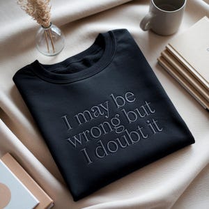 Broderad tröja med texten "Jag kan ha fel, men jag tvivlar på det", tröja med humor och sarkastisk v