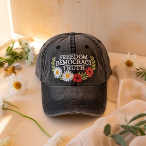 Broderad frihet, demokrati, sanning, hatt, blommig krans, protestkeps, patriotisk aktivistgåva