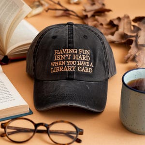 Casquette brodée délavée brodée pour s'amuser n'est pas une tâche difficile avec une carte de bibliothèque | Divertissement