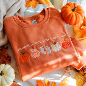 Chemise brodée d'infirmière de l'USIN, t-shirt pour unité de soins intensifs néonatals, automne, automne, médecin, citrouilles inf., empreintes de pas, Halloween, cadeau de Thanksgiving