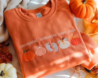 Gesticktes NICU-Krankenschwester-Shirt, Neugeborenen-Intensivstation-T-Stück, Herbst, Doktor, RN-Kürbise, Fußabdrücke, Halloween, Erntedankgeschenk