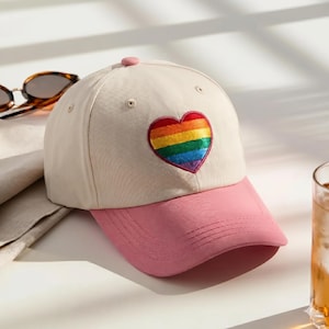 Cappellino da baseball con cuori arcobaleno ricamati, unisex, con bandiera dell'orgoglio LGBT