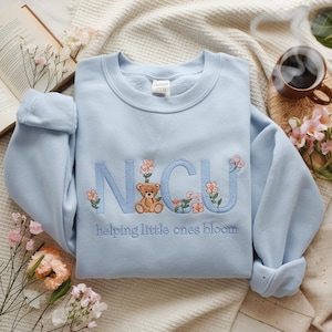 Bluza z kapturem i haftowanym misiem z oddziału intensywnej terapii noworodków, sweter pielęgniarki oddziału intensywnej terapii noworodków, koszulka pielęgniarki oddziału intensywnej terapii noworodków, uroczy prezent dla pielęgniarki, niebieska koszulka pielęgniarki