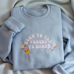 Geborduurd Born to Yap-verpleegkundige sweater | Verpleegster trui. Grappige trui. Cadeau voor verpleegkundige. Afstudeercadeau voor verpleegkundige. Verpleegkundige hoodie