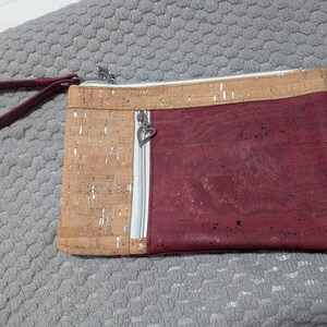 Cartera de mano de corcho hecha a mano