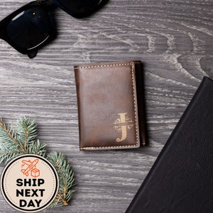 Cartera triple de cuero minimalista con grabado personalizado para hombre, cartera de viaje pequeña delgada personalizada para tarjeta para hombre, regalos de cartera para él