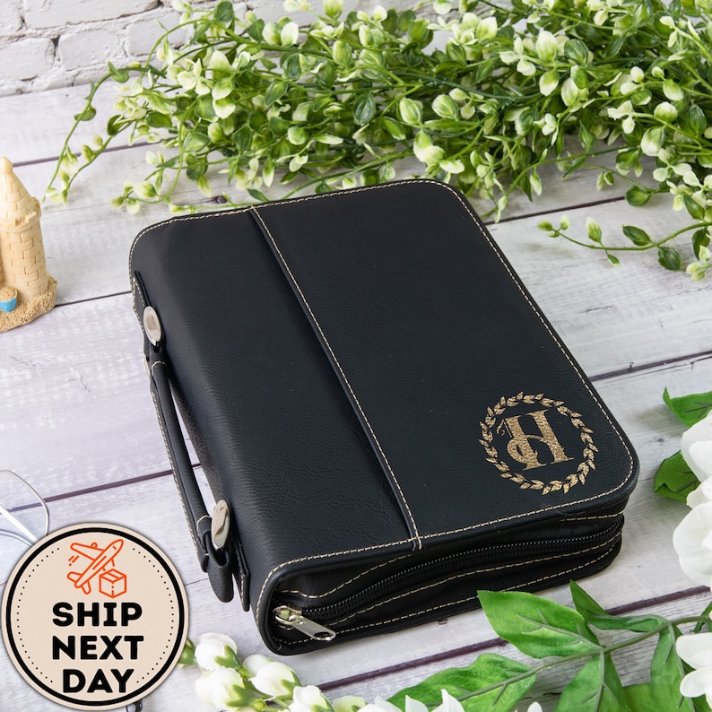 Custom Engraved Leather Book Cover With Zipper, Personalized Black Leather Hardback Book Cover For Women and Men 画像 1