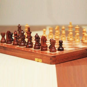 Juego de ajedrez de madera personalizado con imán y reina adicional, juego de tablero plegable de viaje hecho a mano, regalo de Navidad, regalo de cumpleaños para niños
