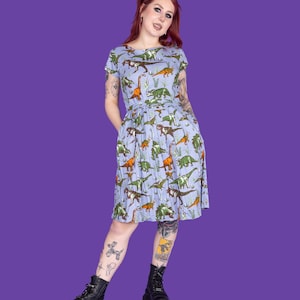 Inspiriert Retro, Fliegende Dinosaurier, Jurassic, Dinosaurier, Dino, Tee Kleid, Abenteuer, Frauenbekleidung, Run & Fly