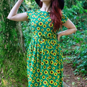 Vestido de té de inspiración retro con girasoles y abejas zumbando, Run & Fly,
