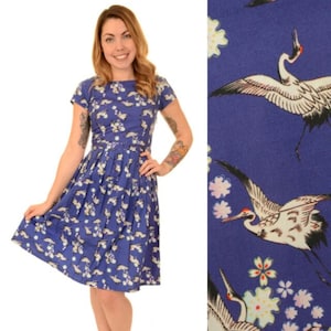 Run & Fly, Inspiriert Retro, Kraniche, Vögel, Lila, Tee Kleid, Damenbekleidung