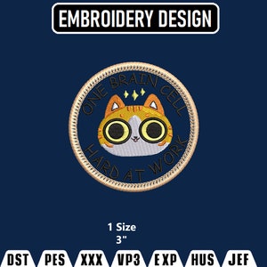 Peut inclure: Patch brodé avec un chat de dessin animé et le texte "One Brain Cell Hard At Work". Le patch mesure 7,6 cm de diamètre et est disponible aux formats DST, PES, XXX, VP3, EXP, HUS et JEF.